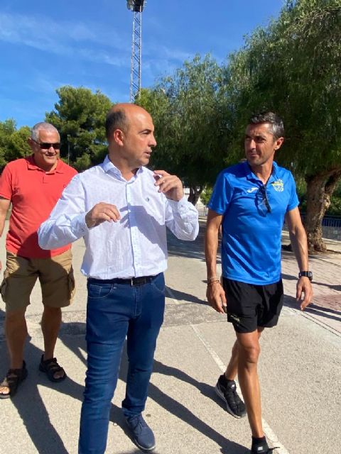 El Ayuntamiento de Molina de Segura inicia los trabajos de dotación de nuevo pavimento en la pista de atletismo de la Ciudad Deportiva El Romeral - 3, Foto 3