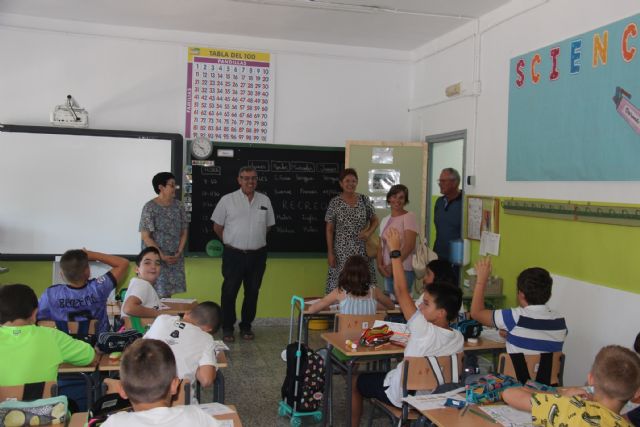 Cerca de 2.600 alumnos de Educación Infantil y Primaria han iniciado hoy en Jumilla el curso escolar 2022/23 - 1, Foto 1