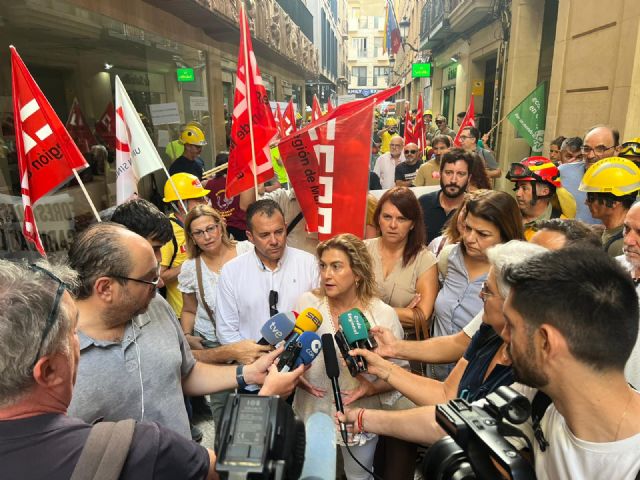 El PSOE exige al Gobierno regional que cumpla y desarrolle la ley de bomberos forestales y deje de privatizar servicios públicos tan importantes - 2, Foto 2
