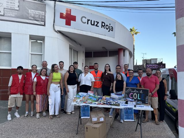NNGG entrega a Cruz Roja todo el material escolar recogido en su campaña, batiendo récord en generosidad de los aguileños - 1, Foto 1