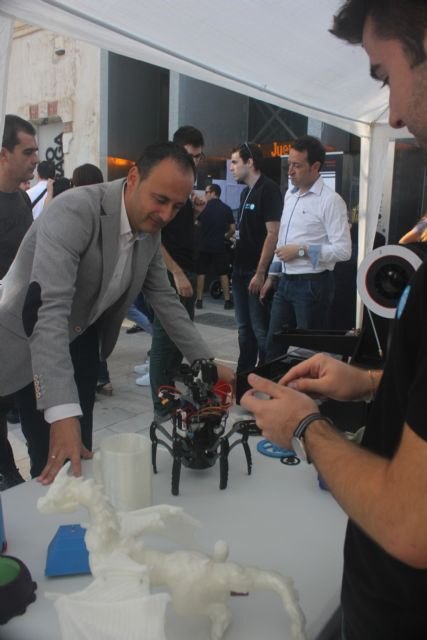 Makers y diseñadores combinan la moda y las tecnologías 4.0 para ´hackear´ camisetas, sombreros, collares o vestidos - 2, Foto 2