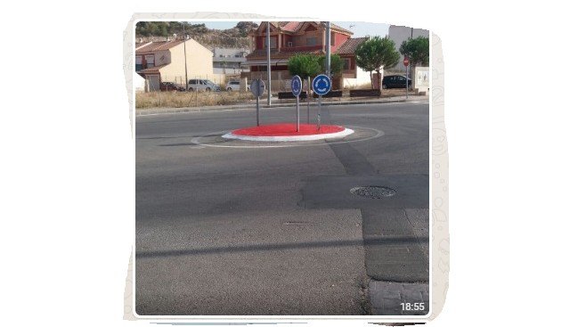 El ayuntamiento de Villanueva del Rio Segura pinta el pueblo de rojo - 1, Foto 1