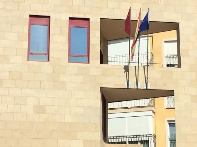 La Alcaldía hace entrega de sendos juegos de banderas al Acuartelamiento de la Guardia Civil y el Palacio de Justicia de Totana - 3, Foto 3