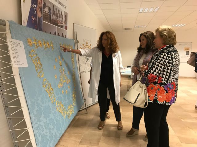El Ayuntamiento realiza, a través de los programas de empleo, un manto para la Patrona de Lorca que reúne las principales características del bordado lorquino - 1, Foto 1