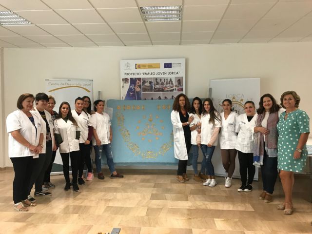 El Ayuntamiento realiza, a través de los programas de empleo, un manto para la Patrona de Lorca que reúne las principales características del bordado lorquino - 2, Foto 2