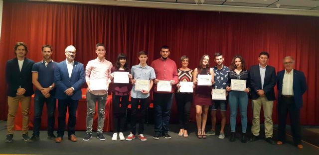 El Ayuntamiento de Caravaca entrega los Premios Extraordinarios de Educación a nueve estudiantes de centros educativos del municipio - 1, Foto 1