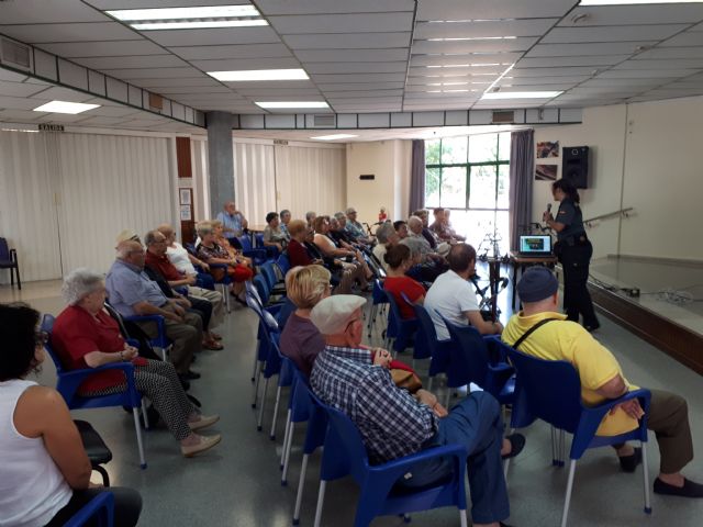 Guardia Civil forma a los mayores de Alhama sobre seguridad y prevencin, Foto 1