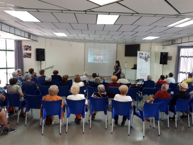 Guardia Civil forma a los mayores de Alhama sobre seguridad y prevencin, Foto 2