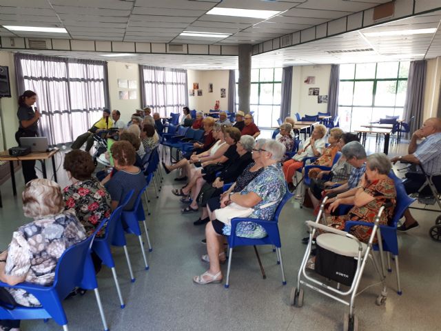 Guardia Civil forma a los mayores de Alhama sobre seguridad y prevencin, Foto 4