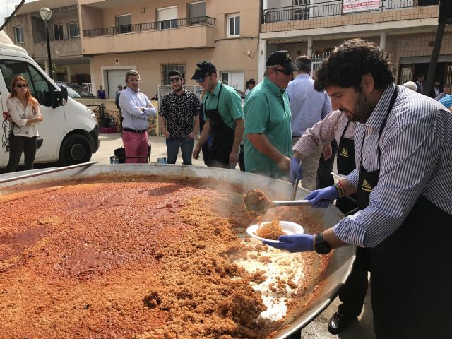 López Miras asiste al día de los mayores de Los Alcázares, coincidiendo con la celebración de las Fiestas del Caldero - 1, Foto 1