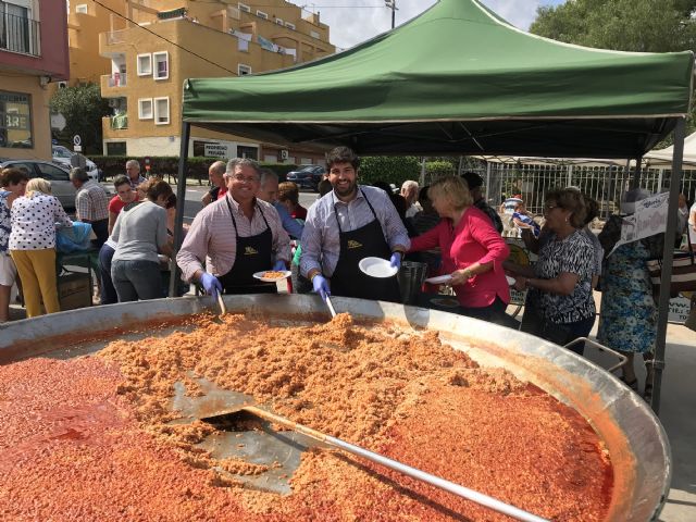 López Miras asiste al día de los mayores de Los Alcázares, coincidiendo con la celebración de las Fiestas del Caldero - 2, Foto 2