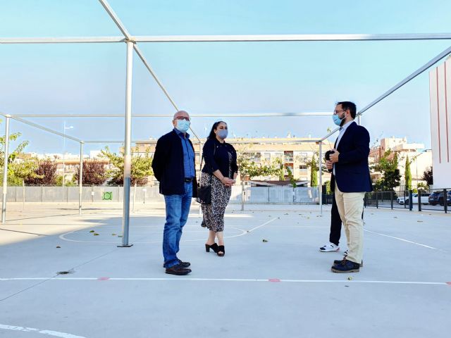 El Ayuntamiento de Lorca inicia el Plan Sombra municipal instalando 14 toldos en el CEIP Sagrado Corazón de Jesús - 1, Foto 1