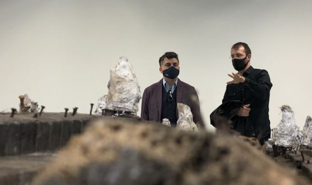 Imagen del director general del Instituto de las Industrias Culturales y las Artes, Juan Antonio Lorca, junto al comisario Javier Sánchez Martínez en la exposición ‘sarà-sarà’ en el Centro Párraga, Foto 1