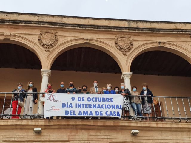 Lorca conmemora el Día Internacional de las Amas de Casa con la colocación de una pancarta en el balcón del Ayuntamiento - 1, Foto 1