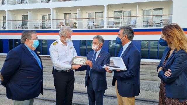 Santander recibe por primera vez al crucero de ultra lujo Hanseatic Nature de Hapag Lloyd - 1, Foto 1