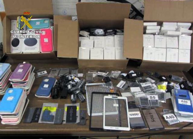 La Guardia Civil se incauta de más de 300 accesorios para teléfonos móviles falsificados en un comercio de Lorca - 1, Foto 1