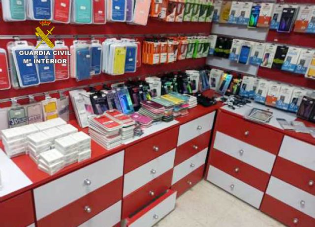 La Guardia Civil se incauta de más de 300 accesorios para teléfonos móviles falsificados en un comercio de Lorca - 2, Foto 2
