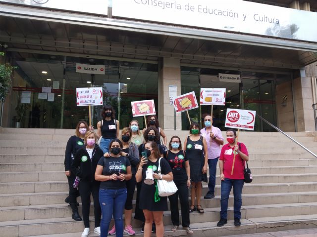UGT continúa con la campaña #URGEPLASTAS para denunciar las precariedades de los centros educativos de la Región - 1, Foto 1
