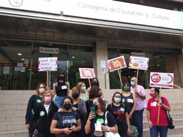 UGT continúa con la campaña #URGEPLASTAS para denunciar las precariedades de los centros educativos de la Región - 2, Foto 2