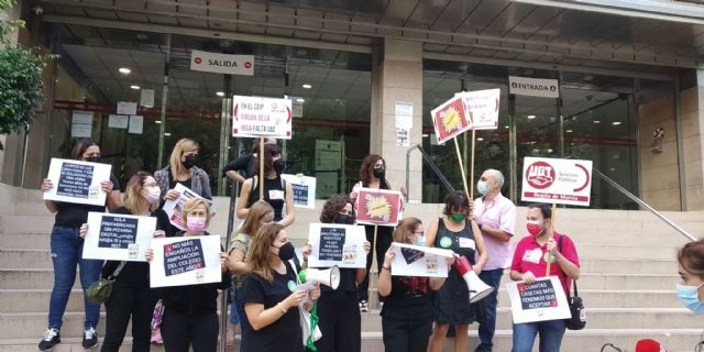 UGT continúa con la campaña #URGEPLASTAS para denunciar las precariedades de los centros educativos de la Región - 3, Foto 3