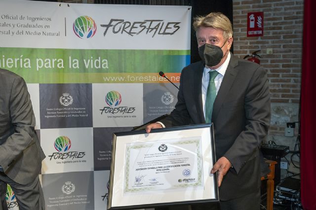 Los ingenieros forestales dan su diploma de honor a patrimonio nacional, pefc-espa&ntilde;a, el ies foramontanos de cabezón de la sal y al ayuntamiento de aranjuez - 4, Foto 4