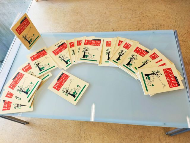 La Red de Bibliotecas de Lorca recibe una donación de 28 de la obra poética tradicional 'Juanillo el del cabezo: negocios que m´han pasao y… algunas cosuchas más' - 1, Foto 1