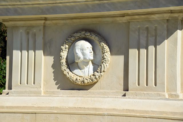 La Hispanidad une a instituciones y asociaciones sevillanas en un emotivo acto ante el monumento a Colón - 1, Foto 1