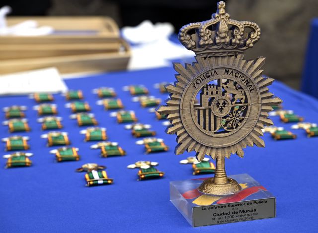 La Policía Nacional entrega un obsequio a la ciudad de Murcia por el 1.200 aniversario de su fundación - 2, Foto 2