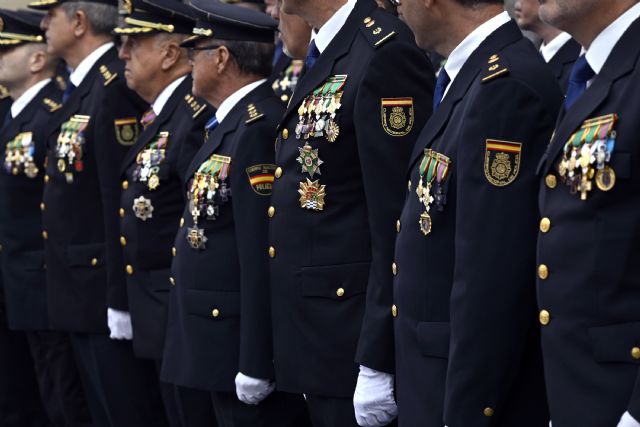 La Policía Nacional entrega un obsequio a la ciudad de Murcia por el 1.200 aniversario de su fundación - 3, Foto 3