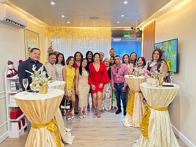 Emporio de Belleza Clinic da la bienvenida a la Navidad con un emotivo encendido de su árbol navideño - 1, Foto 1