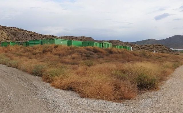 Decenas de grandes contenedores con animales muertos se acumulan en el paraje La Serrata - 2, Foto 2