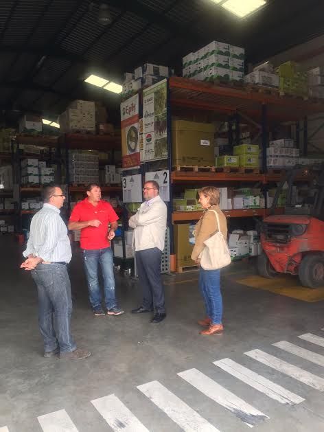 Autoridades municipales visitan la empresa de venta de suministros agrícolas Agrotaw Murcia, SL, Foto 2