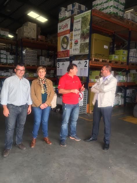 Autoridades municipales visitan la empresa de venta de suministros agrícolas Agrotaw Murcia, SL, Foto 4