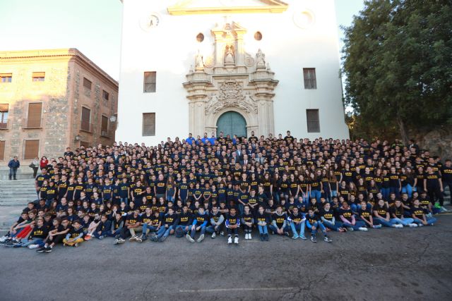 Cerca de 800 deportistas de la UCAM participan en la tradicional ofrenda floral a la Virgen de la Fuensanta - 1, Foto 1