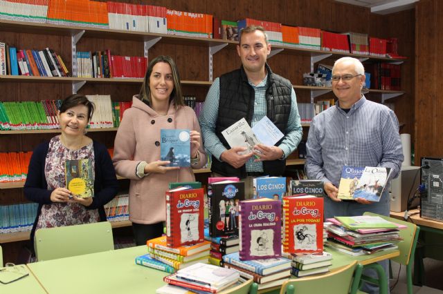 Educación dona casi un centenar de libros al Petra Sánchez Rollán - 1, Foto 1