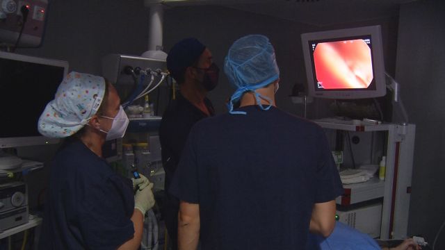  El equipo de la Unidad de Neumología Intervencionista de HLA La Vega durante una intervención quirúrgica, Foto 1