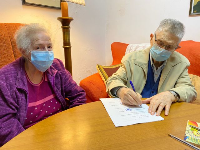 Firmada el acta de entrega al Ayuntamiento del archivo de Manuel Gea y Faustina Bustamante - 1, Foto 1