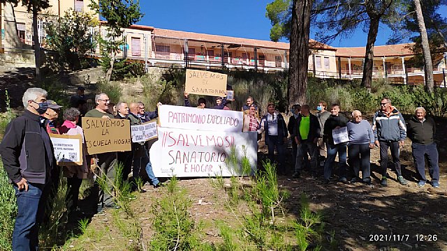 Un grupo de amigos del sanatorio de Sierra Espuña se han reunido con el objetivo de reclamar medidas urgentes para rehabilitar el edificio, Foto 1
