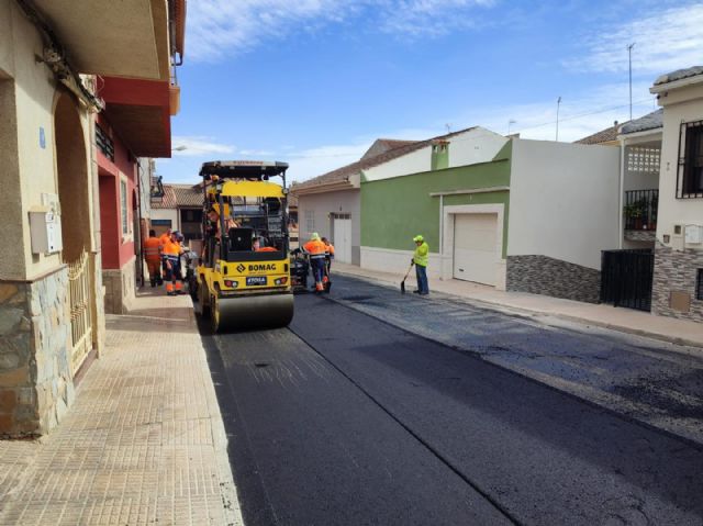 Pavimentados más de 20.000 metros cuadrados en la localidad para mejorar el firme y seguridad vial - 2, Foto 2