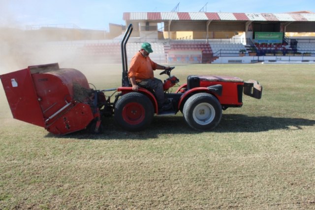 Se realizan los trabajos de resiembra y regeneración del césped natural del campo de fútbol municipal “Juan Cayuela”