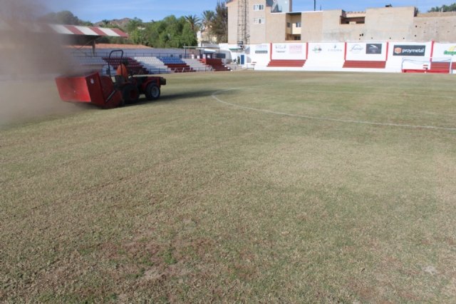 Se realizan los trabajos de resiembra y regeneración del césped natural del campo de fútbol municipal “Juan Cayuela”, Foto 2