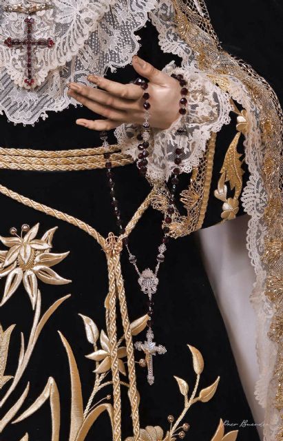 Negro de terciopelo y oro de fe, así luce la Virgen de las Angustias en noviembre en Alcalá del Río - 2, Foto 2