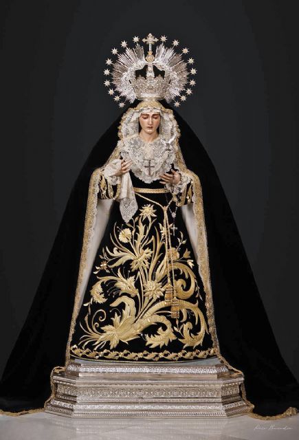 Negro de terciopelo y oro de fe, así luce la Virgen de las Angustias en noviembre en Alcalá del Río - 4, Foto 4