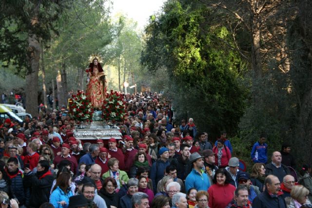 Varias miles de personas acompañan la imagen de Santa Eulalia en su tradicional romería de bajada a Totana en un gran ambiente festivo - 1, Foto 1