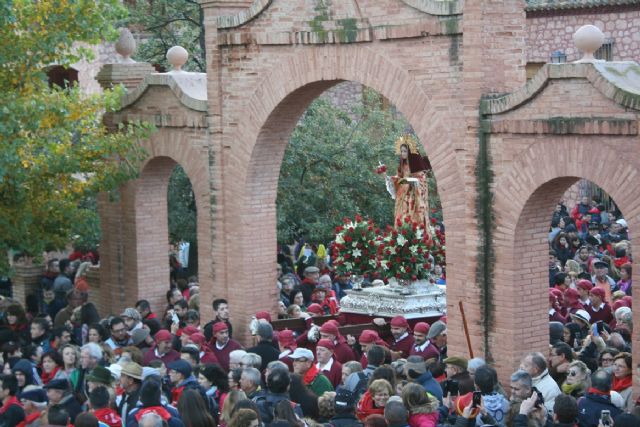 Varias miles de personas acompañan la imagen de Santa Eulalia en su tradicional romería de bajada a Totana en un gran ambiente festivo - 3, Foto 3