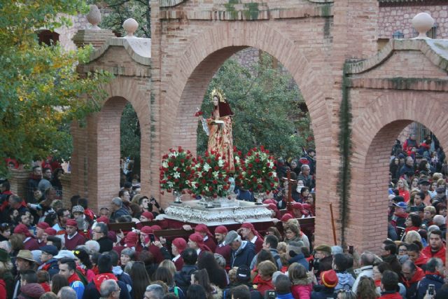 Varias miles de personas acompañan la imagen de Santa Eulalia en su tradicional romería de bajada a Totana en un gran ambiente festivo - 4, Foto 4