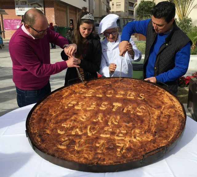SAN JAVIER / Degustación de más de mil raciones del pastel Cierva más grande  del mundo 