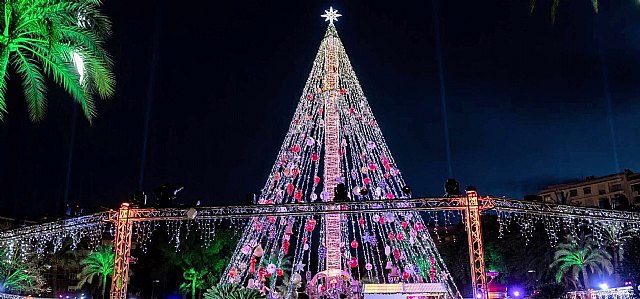 El gran éxito del encendido del Árbol de Navidad de la Plaza Circular repercute en los establecimientos hosteleros, el transporte público y los aparcamientos - 1, Foto 1