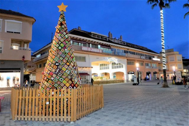 Un árbol de Navidad único decora la Plaza Real de la Feria de Los Alcázares - 2, Foto 2