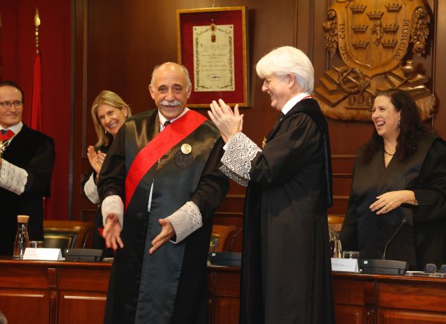 Francisco Martínez-Escribano, exdecano de ICAMUR, ha recibido la Gran Cruz al Mérito de la Abogacía de España de manos del presidente del Consejo General, Salvador González Marín - 1, Foto 1